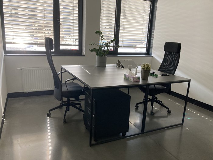 Przestrzeń biurowa z zapleczem